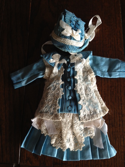 dress and bonnet 33センチ前後用 BLUEの画像